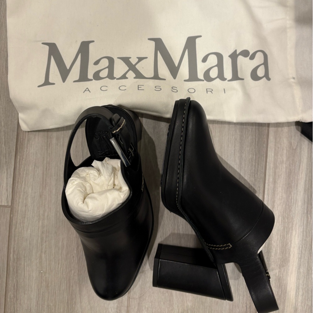 Max Mara. Clogs slides with block heels.Classic style. Size 6/36